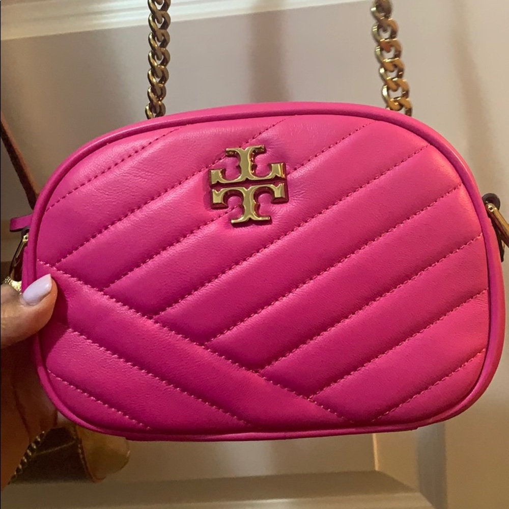 Tory Burch KIRA CHEVRON SMALL CAMERA BAG Pink